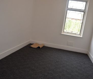 Three bedroom house close to ilford station - 2500 pcm - Photo 2