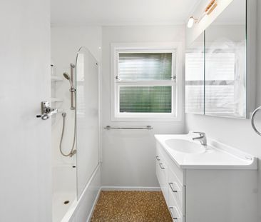 Step into this freshly renovated 3-bedroom, 1-bathroom home on Cros... - Photo 6