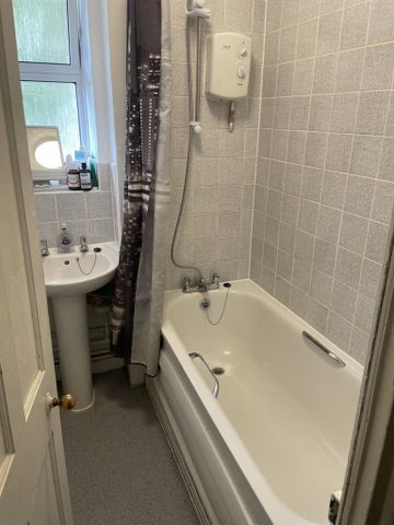 1 bedroom in a flat share to rent - Photo 5