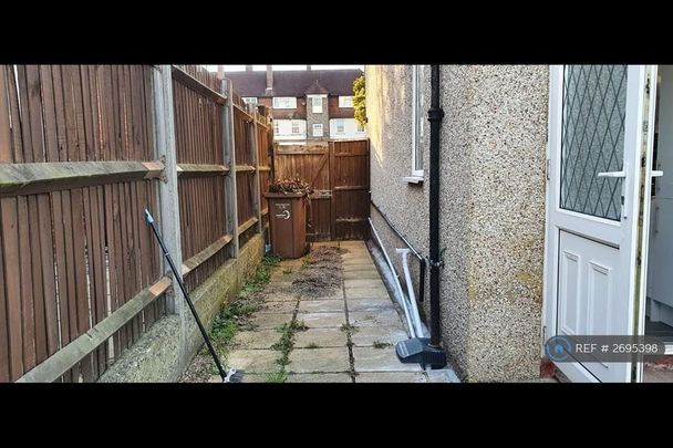 3 bedroom end of terrace house to rent - Photo 1