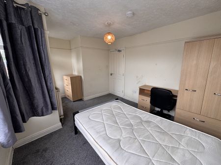 Ingleborough Avenue, Tang Hall - P1052 - Photo 4