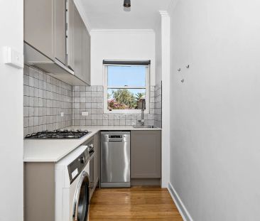 Beautifully Renovated Art Deco Apartment in Prime Location! - Photo 3