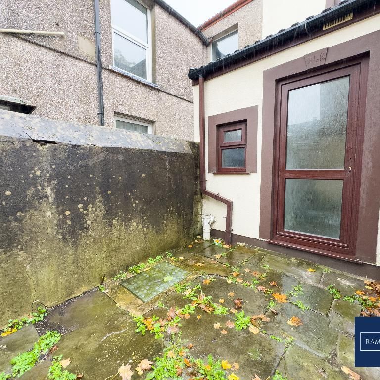 4 bedroom end of terrace house to rent - Photo 1