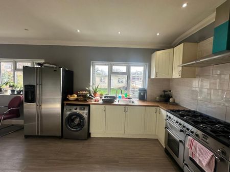 5 bedroom House To Let - Photo 3