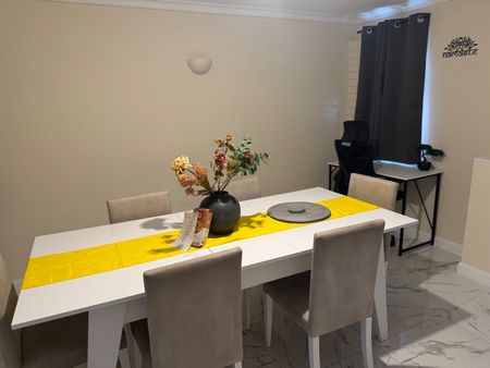 4 Bed Terraced House, Chertsey Close, LU2 - Photo 4