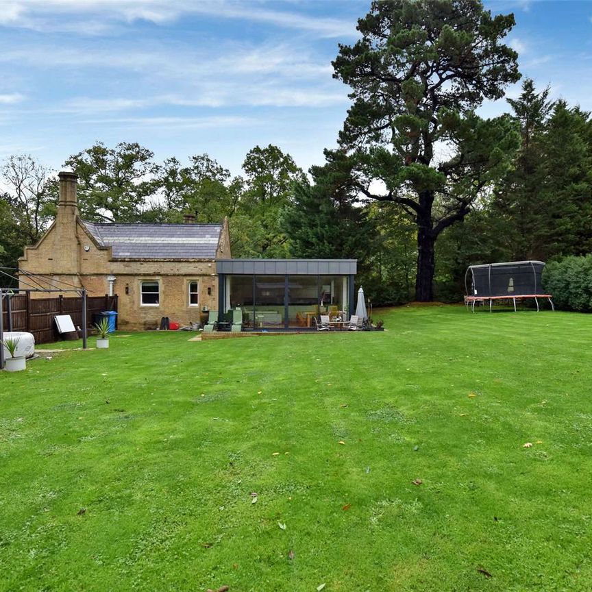 A three bedroom lodge which is beautifully presented to an exacting modern finish and is situated on the border of a historic private country estate. - Photo 1