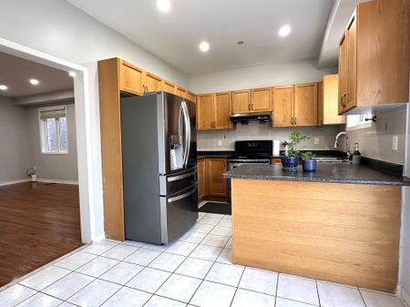 For Lease - 28 Voysey Way, Markham, Ontario - Photo 4