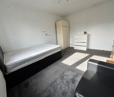 Room in a Shared Flat, Tooting Bec Road, SW17 - Photo 3