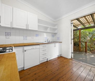 Charming Two-Bedroom Terrace with Sunny Courtyard Oasis in Queens Park - Photo 6