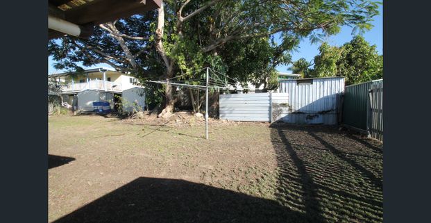 LOW MAINTENANCE FULLY SECURITY SCREENED LOWSET DUPLEX WITH AIR-CONDITIONING. - Photo 1