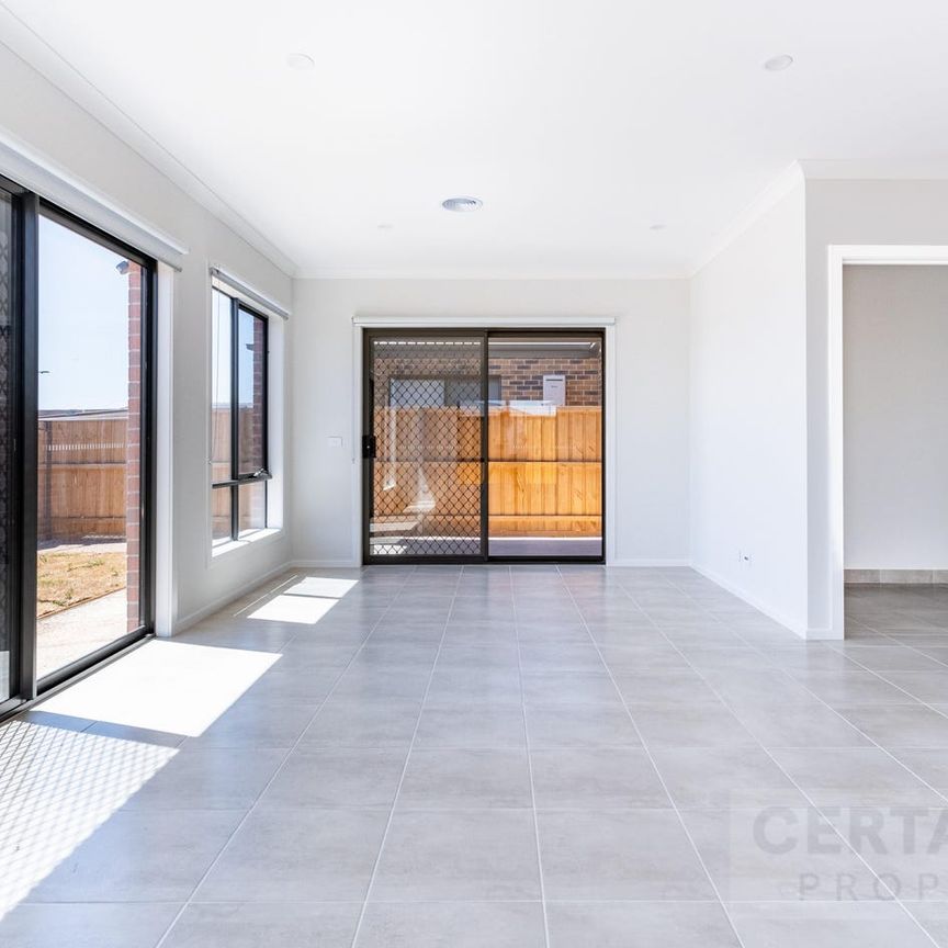 Brand New Family Home in Prime Tarneit! - Photo 1