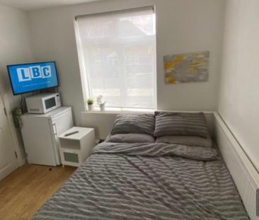 Studio Flat, Saxon Drive, W3 - Photo 3