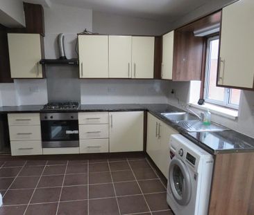 4 bedroom end of terrace house to rent - Photo 5