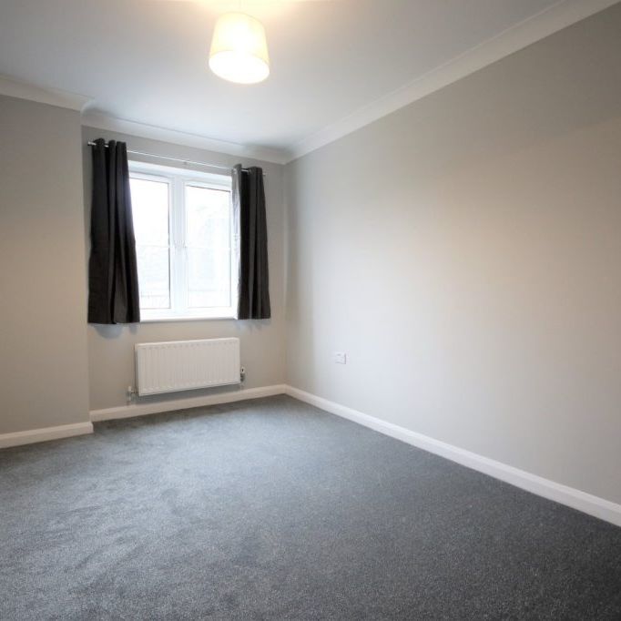 2 Bedroom Flat / Apartment - Albert Street, Fleet - Photo 1