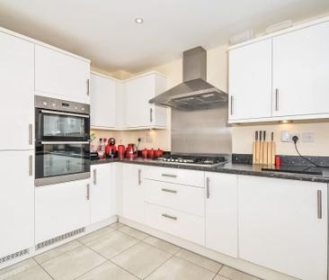 3 bedroom semi-detached house to rent - Photo 2