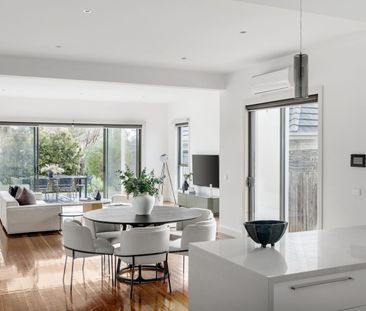 Coveted McKinnon zone contemporary townhouse. - Photo 3