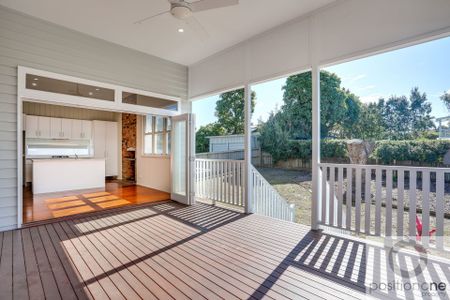 Beautiful 4 Bedroom Queenslander! - Photo 4