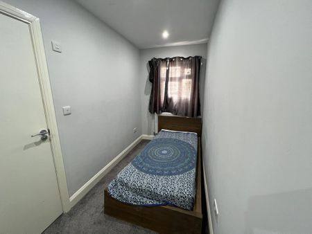 5 bedroom semi-detached house to rent - Photo 3