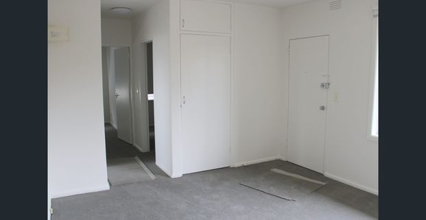 REFURBISHED 2 BEDROOM - BRAND NEW KITCHEN - Photo 1