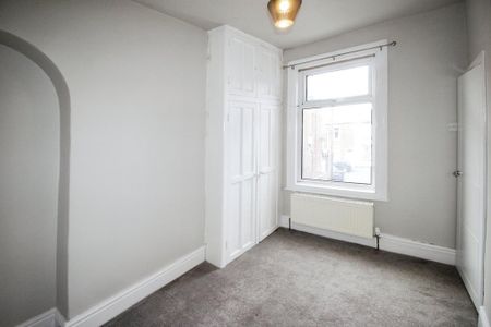2 bedroom end of terrace house to rent - Photo 3