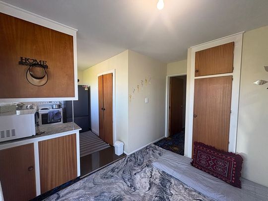 Quiet 2 Bedroom unit - Photo 1