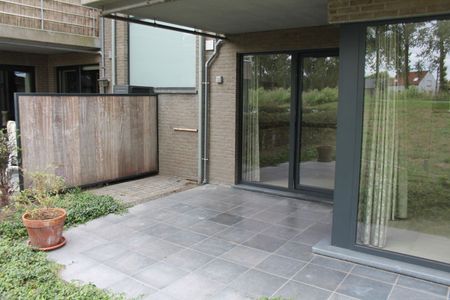 Gelijkvloers appartement met 2 slaapkamers, terras en autostaanplaats - Photo 4