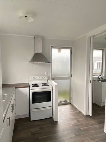 Charming 2BR Townhouse in Palmerston North - Photo 5