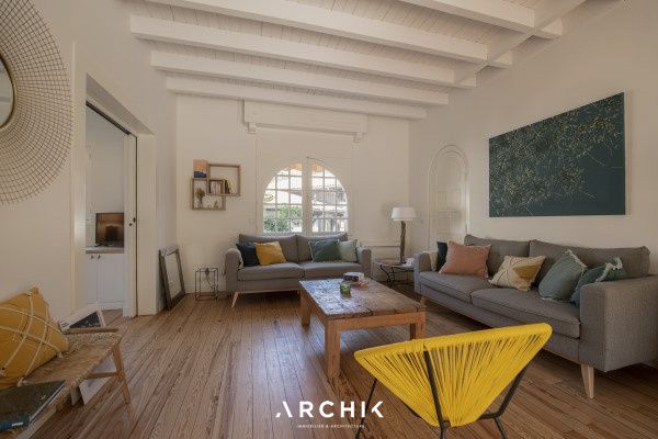 Architecture néo basque, cette maison de 150 m2 typique du Moulleau se tient sur son terrain de 320 m2 proche le la plage et des commerces et au coeur d'un quartier résidentiel. - Photo 1