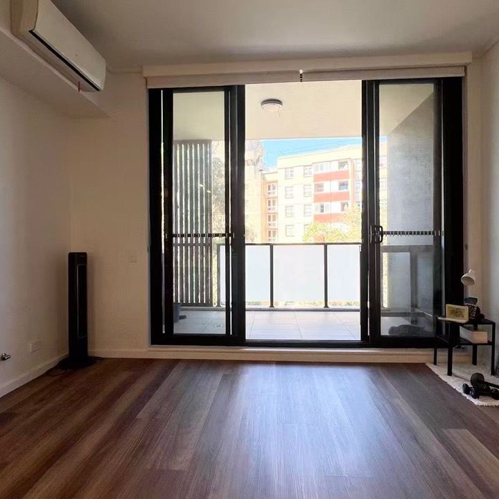 Immaculate Modern 2-bedroom Apartment with Study - Photo 1