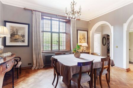 SHORT TERM - A charming four bedroom period family home offered on a short term basis fully furnished and all bills included - Photo 4