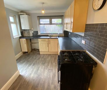 £1,300 PCM, Three Bedroom House with Off-Road Parking and Enclosed ... - Photo 1