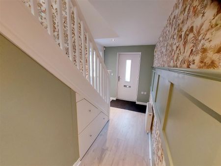 4 bedroom Detached house to rent - Photo 5