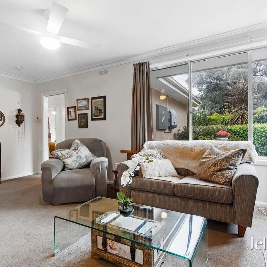 Three bedroom home with solar panels - Photo 1