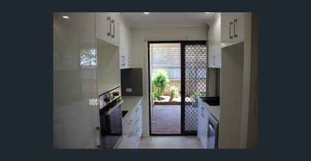 Beautifully Renovated Bijou in The Palms - Photo 5