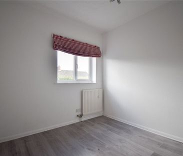 Well presented 3 bedroom mid-terrace house situated just to the sou... - Photo 6