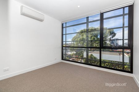 SPACIOUS, SUN FILLED AND STYLISH 3 BEDROOM APARTMENT! - Photo 5