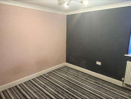 Queens Road, Farnborough, GU14 - Photo 4