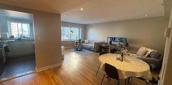 Cession bail – Très grand 3½ SEMI-MEUBLÉ ultra lumineux – Drummond – Métro McGill/Peel – Chauffage/Eau chaude – Animaux OK - Photo 2