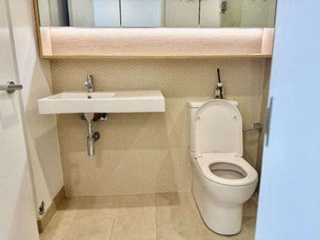 Nearly New Luxury 1 Bedroom Apartment with Study at Liverpool Central - Photo 5