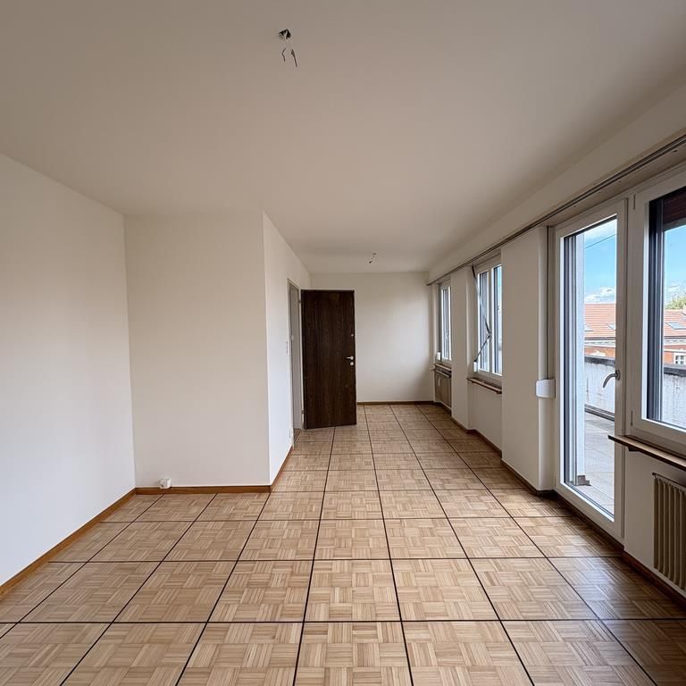 Charmante Wohnung im obersten Stock mit grossem Balkon - Photo 1
