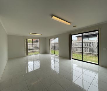 33 Ebony Street Cranbourne VIC - Photo 3