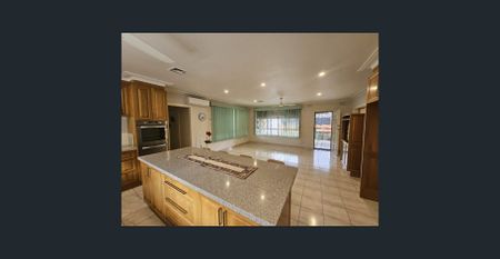 Large Family Home Gardening periodic maintenance service included within the rental price. - Photo 4