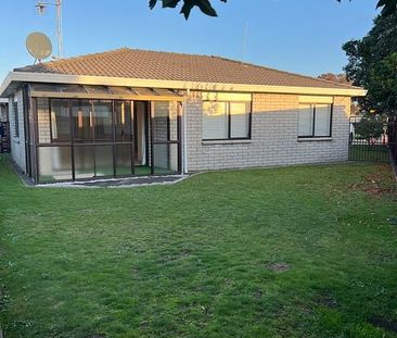 Charming 2BR Home in Mount Maunganui - Photo 4