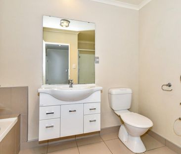 Addison Park's Trendy Townhouse - Photo 5