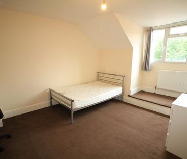 4 bedroom end of terrace house to rent - Photo 5