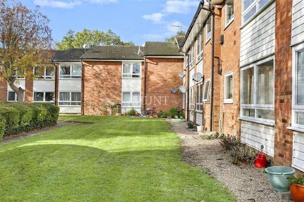 Woodford New Road, E18 - Photo 1