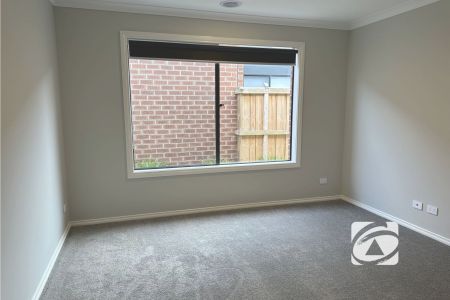 FAMILY HOME WITH MODERN FEATURES – IDEAL LOCATION - Photo 4