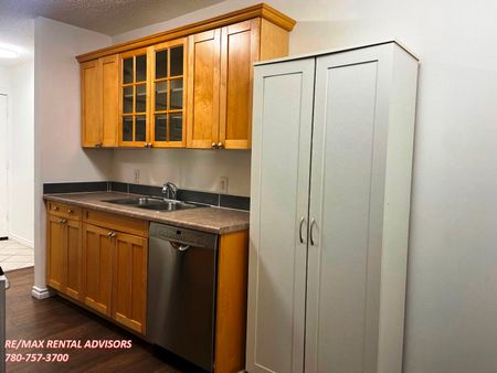 COZY 1 BED, 1 BATH, MAIN FLOOR APARTMENT WITH AN OUTDOOR PARKING STALL IN BOYLE STREET COMMUNITY - Photo 3