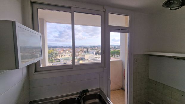 Marignane à louer les Perrussons type 3 avec cave en 4 em étage sans ascenseur, - Photo 1