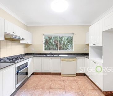 Low Maintenance Villa in Leafy Locale - Photo 4